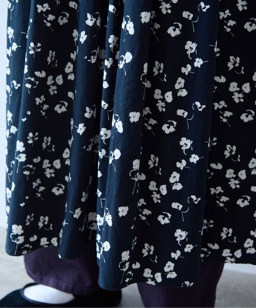 yuni(ユニ )の「floral print swithing one-piece(ワンピース・レディース・ダークネイビー/ネイビー・FREE)」の8枚目の写真