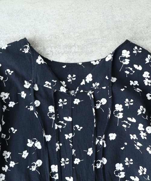 yuni(ユニ )の「floral print swithing one-piece(ワンピース・レディース・ダークネイビー/ネイビー・FREE)」の10枚目の写真