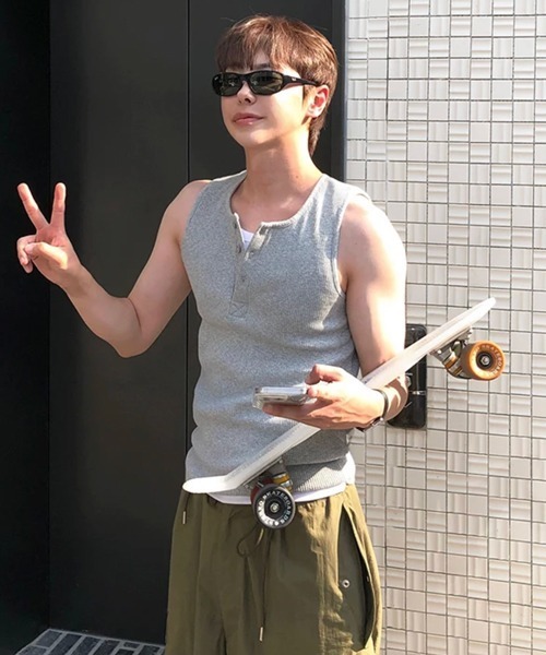 NOWLE（ノウル）の「【NOWLE】タイトフィット ヘンリーネック リブ タンクトップ / ストレッチフィット ノースリーブ インナー（タンクトップ・メンズ・グレー/ホワイト/ブラック・X-LARGE/LARGE/MEDIUM）」の11枚目の写真