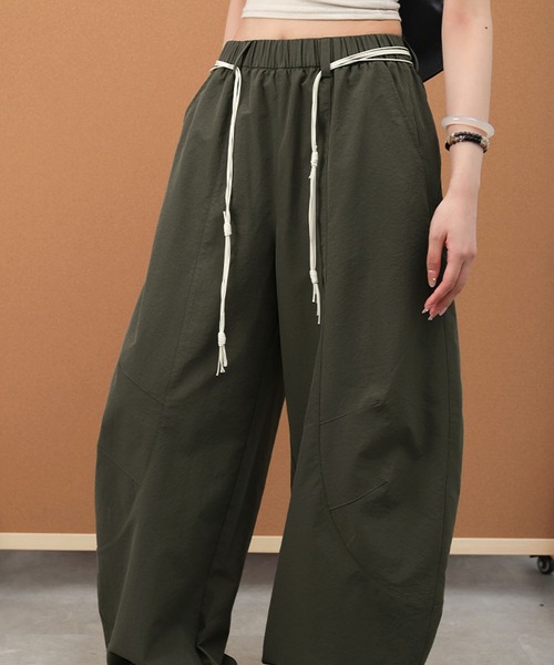GLAMOROUS JANE(グラマラスジェーン)の「ベルト付きナイロンパンツ(その他パンツ・レディース・カーキ/ブラック・M/L)」の3枚目の写真