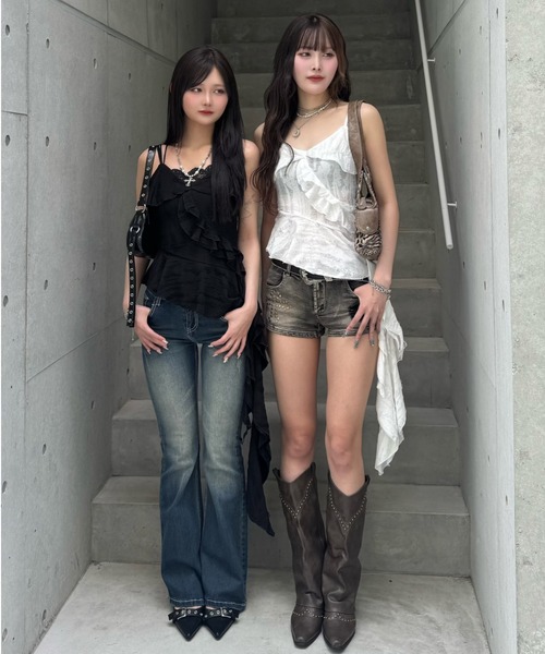 ZIPPER CLUB（ZIPPER CLUB ジッパークラブ）の「アシンメトリーフリルキャミ（キャミソール・レディース・ブラック/ホワイト・MEDIUM/SMALL）」の3枚目の写真