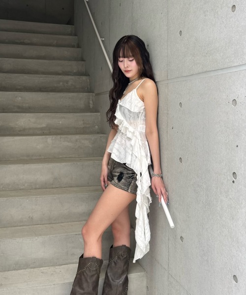 ZIPPER CLUB（ZIPPER CLUB ジッパークラブ）の「アシンメトリーフリルキャミ（キャミソール・レディース・ブラック/ホワイト・MEDIUM/SMALL）」の15枚目の写真