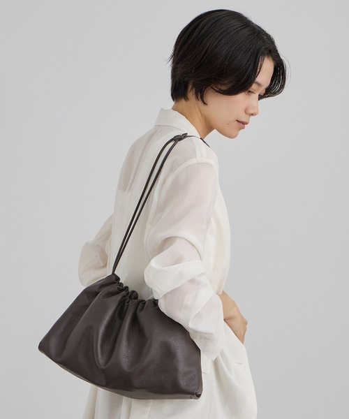 SALON adam et rope'(サロン アダム エ ロペ)の「【W S(ドゥーブル)】ソフトレザードロストミドルバッグ(ハンドバッグ・レディース・ダークブラウン/ブラック・FREE)」の2枚目の写真