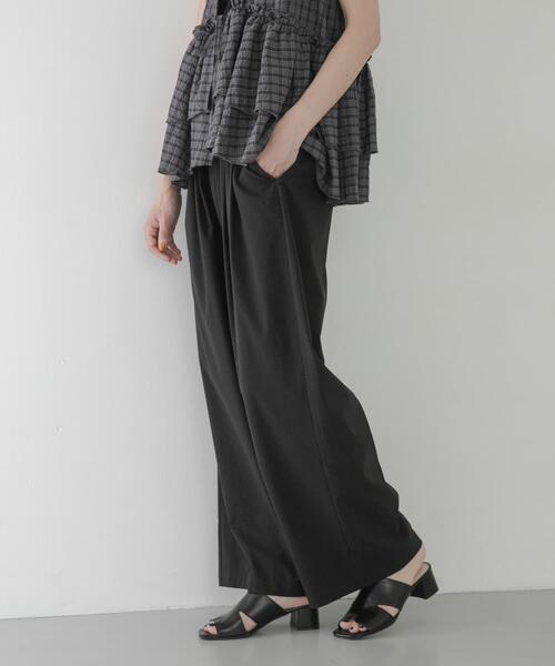 URBAN RESEARCH Sonny Label(アーバンリサーチサニーレーベル)の「機能素材イージーワイドパンツ(その他パンツ・レディース・チャコールグレー/アイボリー/ブラック・38/36)」の4枚目の写真