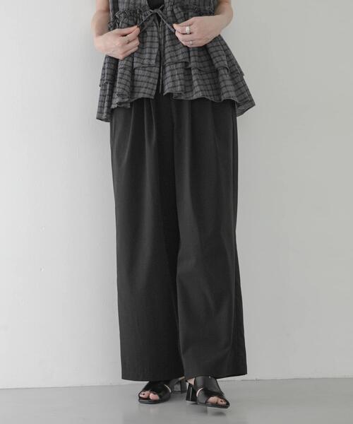 URBAN RESEARCH Sonny Label(アーバンリサーチサニーレーベル)の「機能素材イージーワイドパンツ(その他パンツ・レディース・チャコールグレー/アイボリー/ブラック・38/36)」の7枚目の写真