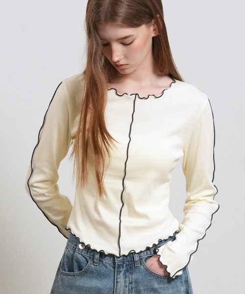GENERAL IDEA(ジェネラルアイデア)の「GENERAL IDEA/ジェネラルアイディア INTERLOCK SLIM FIT T-SHIRT インターロックスリムフィットTシャツ メロー パイピング 配色 クルーネック ラウンドネック レディース 秋 秋服 2026年秋冬(Tシャツ/カットソー・レディース・クリーム/ブラウン・S/M/L)」の1枚目の写真