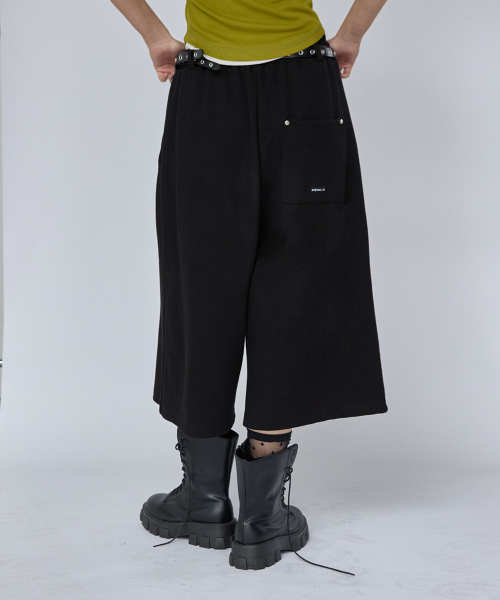 RENSE（レンセ）の「One-Tuck  Wide Bermuda Pants Black（スウェットパンツ・レディース・その他・OS）」の2枚目の写真