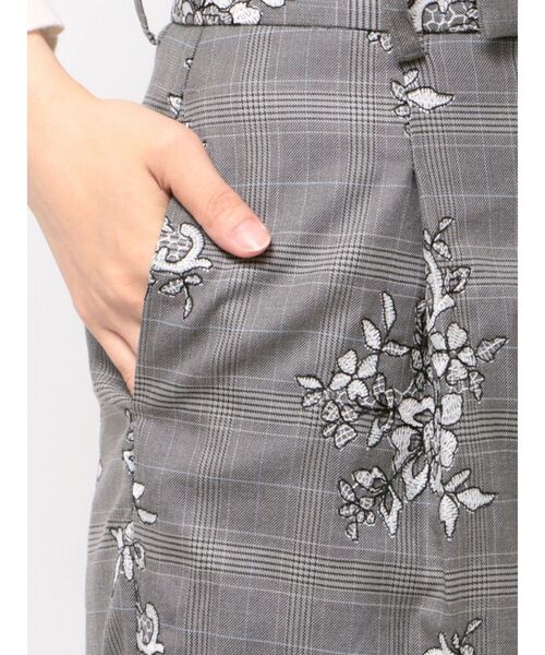 TONAL（トーナル）の「レース刺繍ワイドパンツ（その他パンツ・レディース・ブラウン/グレー・SMALL/MEDIUM）」の19枚目の写真