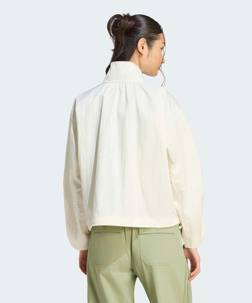 adidas(アディダス)の「ラックスフローしわ加工ウーブン ルーズフィット ジャケット / アディダス adidas(その他アウター・レディース・ホワイト・X-LARGE/SMALL/MEDIUM/LARGE/XX-LARGE)」の2枚目の写真