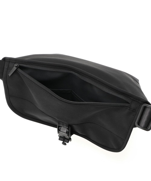 Manhattan Portage BLACK LABEL(マンハッタンポーテージ ブラックレーベル)の「HIGH LINE MESSENGER BAG(XS) FZP FIDLOCK V-BUCKLE CORDURA BALLISTIC FABRIC(メッセンジャーバッグ・メンズ・ブラック・X-SMALL)」の2枚目の写真