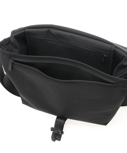 Manhattan Portage BLACK LABEL(マンハッタンポーテージ ブラックレーベル)の「HIGH LINE MESSENGER BAG(XS) FZP FIDLOCK V-BUCKLE CORDURA BALLISTIC FABRIC(メッセンジャーバッグ・メンズ・ブラック・X-SMALL)」の4枚目の写真