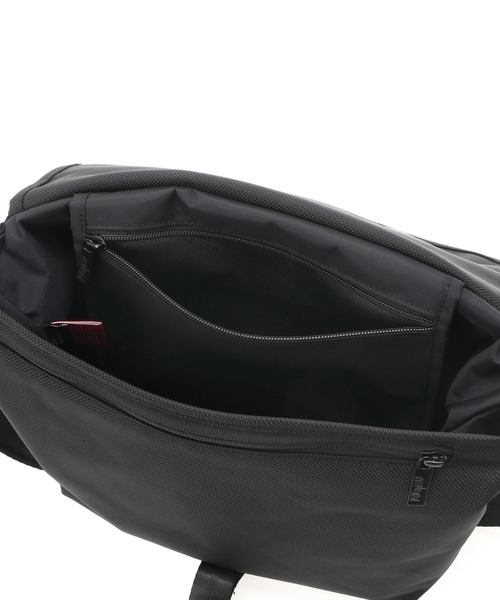 Manhattan Portage BLACK LABEL(マンハッタンポーテージ ブラックレーベル)の「HIGH LINE MESSENGER BAG(XS) FZP FIDLOCK V-BUCKLE CORDURA BALLISTIC FABRIC(メッセンジャーバッグ・メンズ・ブラック・X-SMALL)」の5枚目の写真