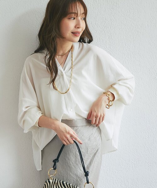 La boutique BonBon(ラブティックボンボン)の「ストレッチジョーゼットシャツカーデ(シャツ/ブラウス・レディース・オフホワイト/チャコールグレー・FREE)」の2枚目の写真