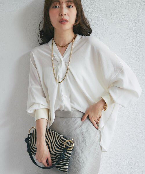La boutique BonBon(ラブティックボンボン)の「ストレッチジョーゼットシャツカーデ(シャツ/ブラウス・レディース・オフホワイト/チャコールグレー・FREE)」の3枚目の写真