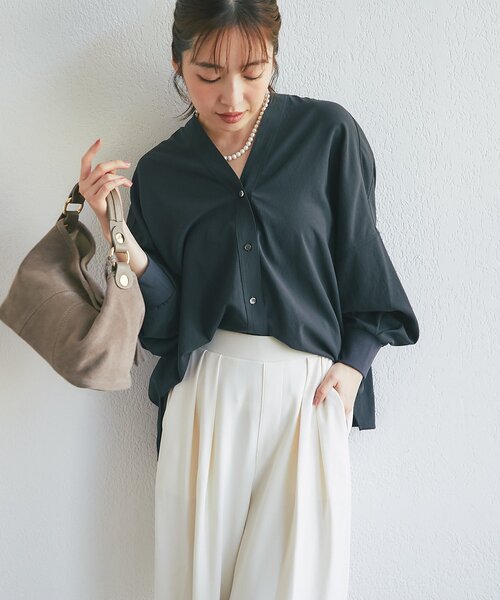 La boutique BonBon(ラブティックボンボン)の「ストレッチジョーゼットシャツカーデ(シャツ/ブラウス・レディース・オフホワイト/チャコールグレー・FREE)」の12枚目の写真