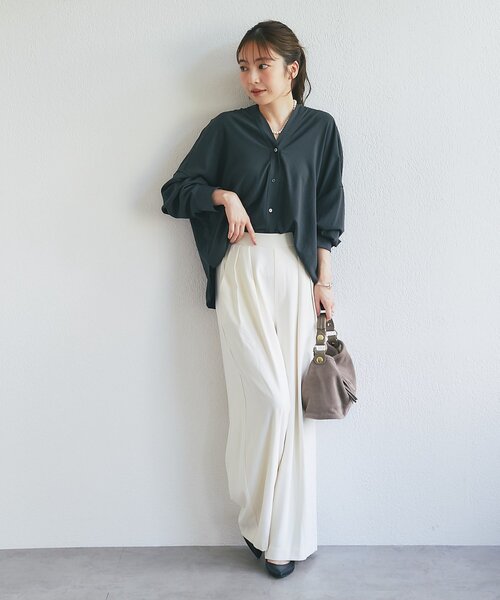 La boutique BonBon(ラブティックボンボン)の「ストレッチジョーゼットシャツカーデ(シャツ/ブラウス・レディース・オフホワイト/チャコールグレー・FREE)」の19枚目の写真