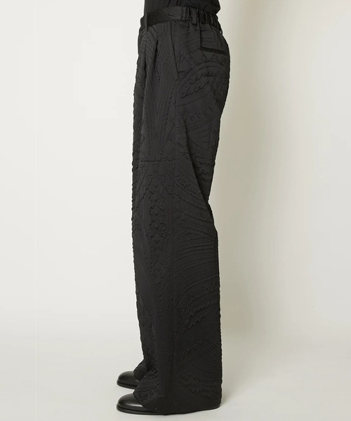 TAAKK(ターク)の「【TAAKK】TEXTURED SHRINKAGE TROUSERS(その他パンツ・メンズ・ブラック・2/3)」の2枚目の写真