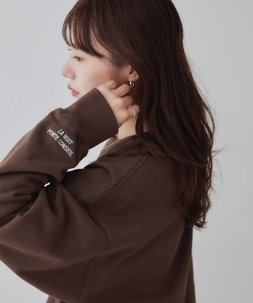 DISCOAT(ディスコート)の「ワンポイント刺繍カラースウェット《ユニセックス》(Tシャツ/カットソー・レディース・イエロー/パープル/ブラウン・MEDIUM/LARGE)」の2枚目の写真