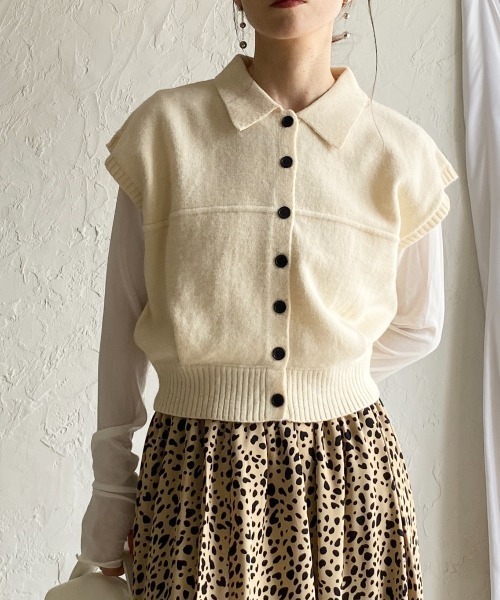 She's Closet（シーズクローゼット）の「フレンチスリーブ ショート丈 襟付き コクーンポロニットベスト（ベスト・レディース・チャコールグレー/ブラウン/アイボリー/レッド/ブラック・FREE）」の2枚目の写真