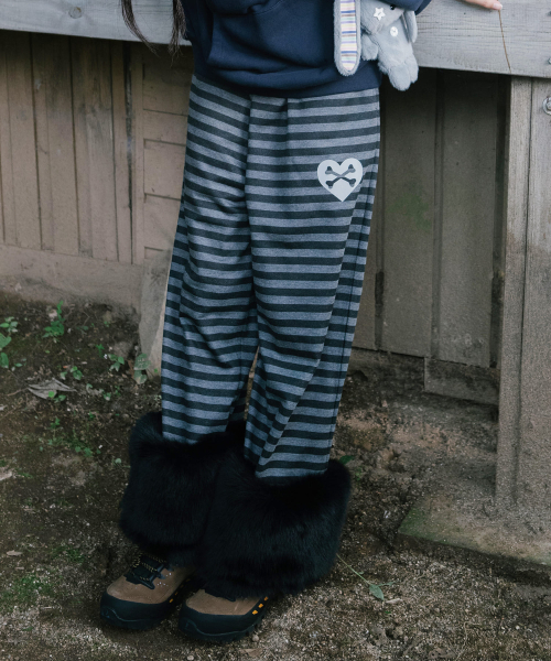 Cavish（カビシ）の「STRIPED FUR KITTEN WIDE SWEAT PANTS BLACK(CV2GFFPA01A)（スウェットパンツ・レディース・ブラック・SMALL/MEDIUM）」の2枚目の写真