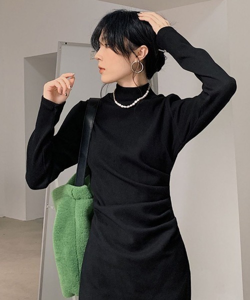 SHEPP(シープ)の「【26年秋冬新作】《肩パッド入り》シャーリング サイドギャザー ベロアモックネック長袖ミニワンピース(ワンピース・レディース・ブラック/グレー・M)」の13枚目の写真