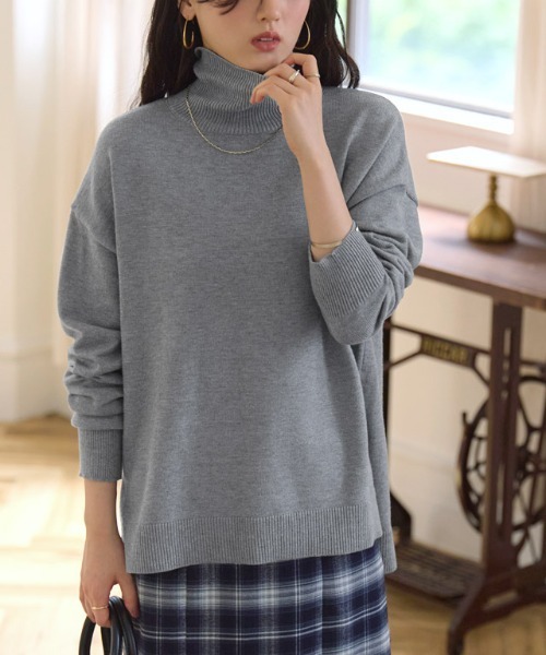 Pierrot(ピエロ)の「ハイネックプレミアムカシミヤタッチスリットオーバーニット(ニット/セーター・レディース・アイボリー/ダークブラウン/ブラック/ロイヤルブルー/チャコール・M/LL/L)」の1枚目の写真