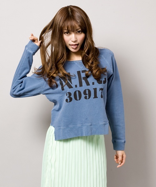 WEGO（ウィゴー）の「ロゴプリントスウェットプルオーバー（スウェット・レディース・ブラック/杢グレー/オートミール/ブルー/レッド・FREE）」の5枚目の写真