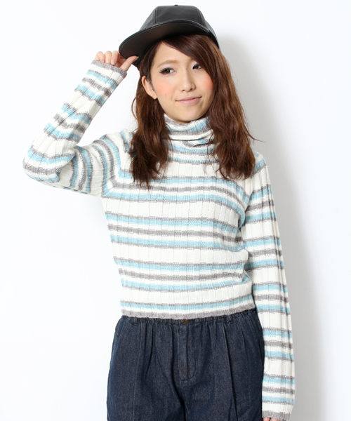 WEGO(ウィゴー)の「WEGO/ハイネックボーダーショートニット(ニット/セーター・レディース・ブラック/ブルー/レッド・FREE)」の2枚目の写真