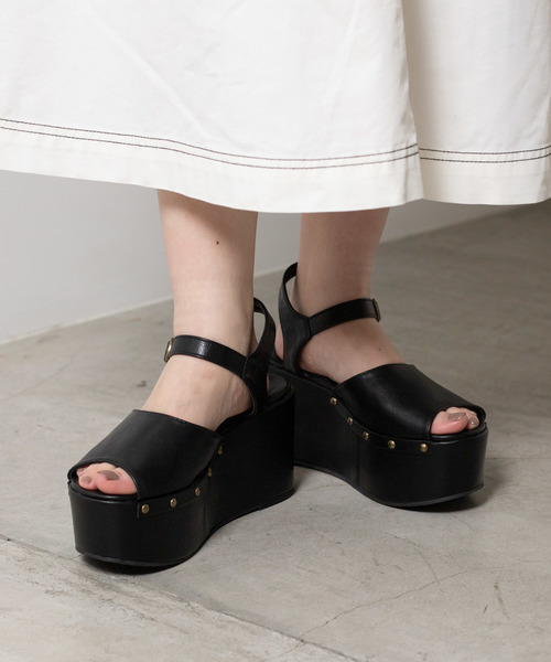 WEGO（ウィゴー）の「WEGO/厚底スタッズサンダル（サンダル・レディース・ピンク/ブラック系その他/ベージュ/ブラック・MEDIUM/LARGE）」の3枚目の写真