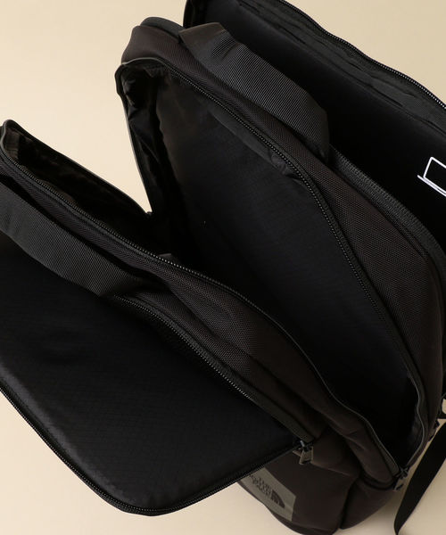 THE NORTH FACE(ザノースフェイス)の「THE NORTH FACE: SHUTTLE DAY PACK (バックパック)(バックパック/リュック・メンズ・ブラック・ONE SIZE)」の6枚目の写真