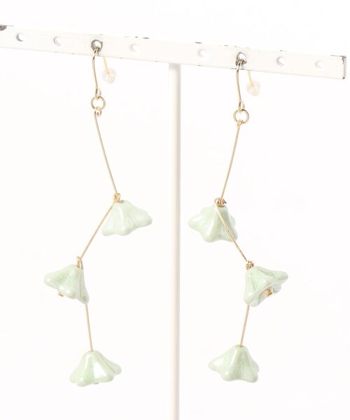 tone(トーン)の「【tschuss(チュース)】チェコビーズのお花ピアス(ピアス(両耳用)・レディース・ホワイト/ベージュ/ピンク/ブルー/クリア/グリーン・FREE)」の3枚目の写真
