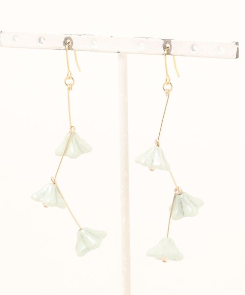 tone(トーン)の「【tschuss(チュース)】チェコビーズのお花ピアス(ピアス(両耳用)・レディース・ホワイト/ベージュ/ピンク/ブルー/クリア/グリーン・FREE)」の4枚目の写真