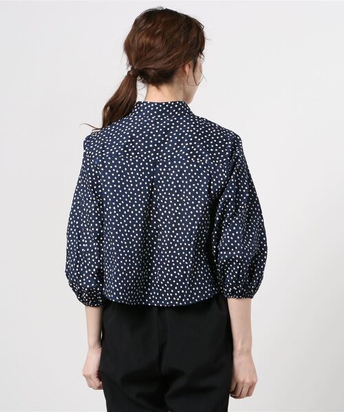 NARACAMICIE(ナラカミーチェ)の「綿系ミニドットコンパクト丈シャツブラウス(シャツ/ブラウス・レディース・ネイビー/ベージュ・MEDIUM)」の13枚目の写真