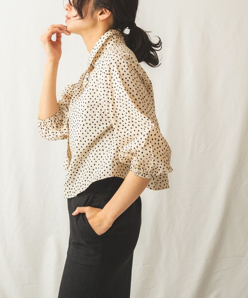 NARACAMICIE(ナラカミーチェ)の「綿系ミニドットコンパクト丈シャツブラウス(シャツ/ブラウス・レディース・ネイビー/ベージュ・MEDIUM)」の2枚目の写真