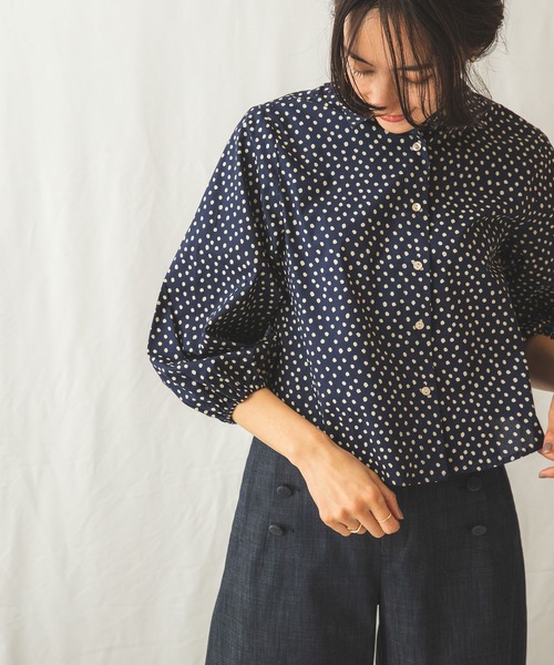 NARACAMICIE(ナラカミーチェ)の「綿系ミニドットコンパクト丈シャツブラウス(シャツ/ブラウス・レディース・ネイビー/ベージュ・MEDIUM)」の12枚目の写真