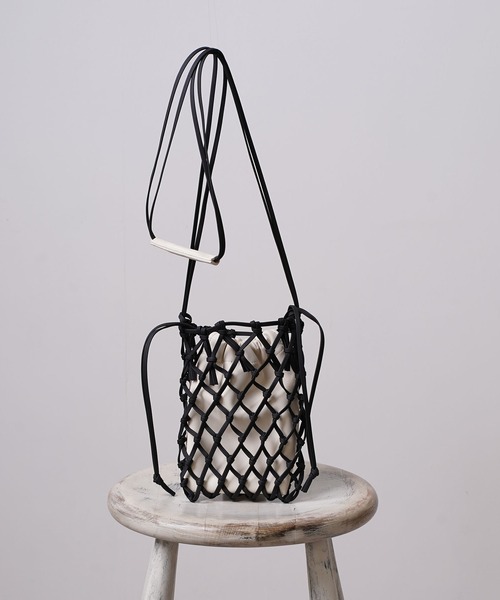 Laugoa(ラウゴア)の「KOEK ショルダー かごバッグ(かごバッグ・レディース・パープル/ブラック/シルバー/アイボリー・9)」の2枚目の写真