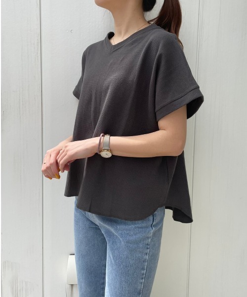 DAIS-Y（デイジー）の「ワッフル地VネックTシャツ（Tシャツ/カットソー・レディース・ホワイト/ブラック/モカ/チャコール・FREE）」の4枚目の写真