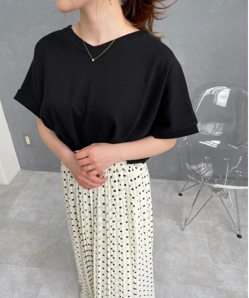 DAIS-Y（デイジー）の「ワッフル地VネックTシャツ（Tシャツ/カットソー・レディース・ホワイト/ブラック/モカ/チャコール・FREE）」の3枚目の写真