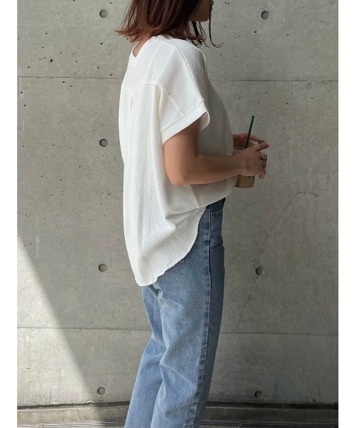 DAIS-Y（デイジー）の「ワッフル地VネックTシャツ（Tシャツ/カットソー・レディース・ホワイト/ブラック/モカ/チャコール・FREE）」の11枚目の写真