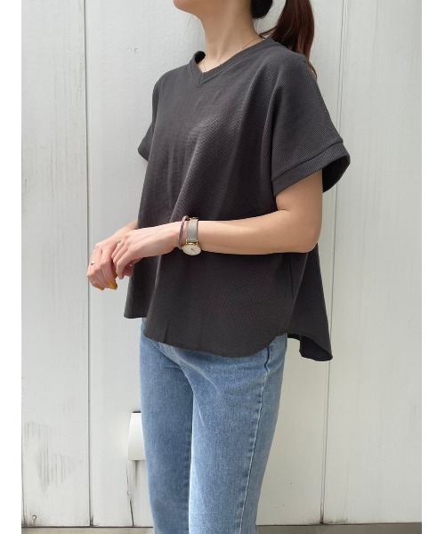 DAIS-Y（デイジー）の「ワッフル地VネックTシャツ（Tシャツ/カットソー・レディース・ホワイト/ブラック/モカ/チャコール・FREE）」の16枚目の写真