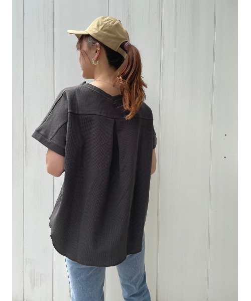 DAIS-Y（デイジー）の「ワッフル地VネックTシャツ（Tシャツ/カットソー・レディース・ホワイト/ブラック/モカ/チャコール・FREE）」の17枚目の写真