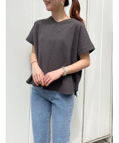 DAIS-Y（デイジー）の「ワッフル地VネックTシャツ（Tシャツ/カットソー・レディース・ホワイト/ブラック/モカ/チャコール・FREE）」の18枚目の写真
