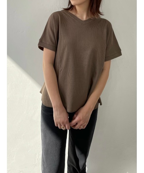 DAIS-Y（デイジー）の「ワッフル地VネックTシャツ（Tシャツ/カットソー・レディース・ホワイト/ブラック/モカ/チャコール・FREE）」の22枚目の写真