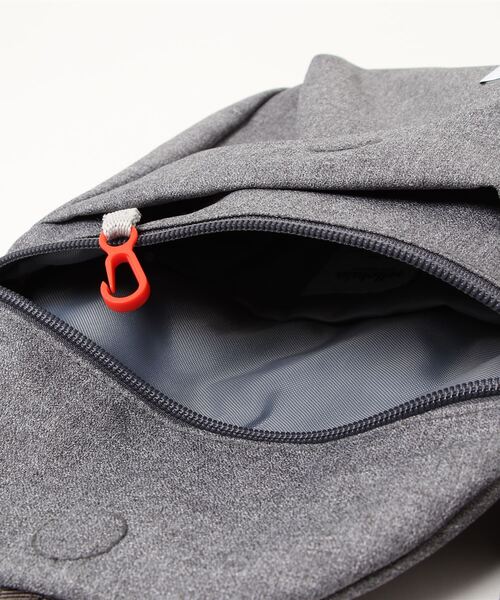 hellolulu(ハロルル)の「hellolulu DESI All Day Sling Bag - 731044(ショルダーバッグ・レディース・ダークブルー/オリーブ/ブラック/グレー系その他/ブルー系その他2・ONE)」の9枚目の写真