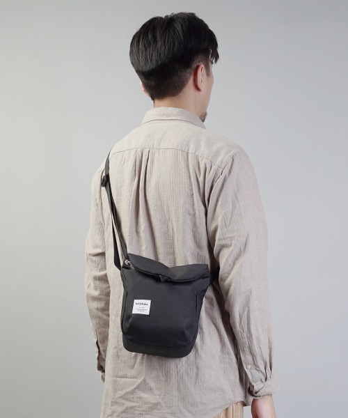 hellolulu(ハロルル)の「hellolulu DESI All Day Sling Bag - 731044(ショルダーバッグ・レディース・ダークブルー/オリーブ/ブラック/グレー系その他/ブルー系その他2・ONE)」の2枚目の写真