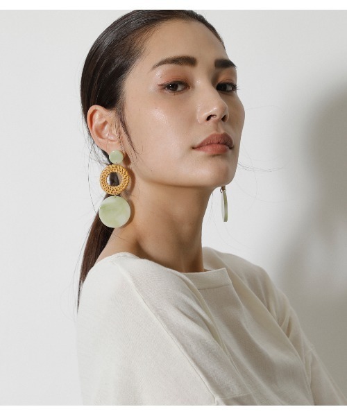 AZUL by moussy（アズールバイマウジー）の「MARBLE ROUND RATTAN EARRINGS/マーブルラウンドラタンピアス（ピアス（両耳用）・レディース・グリーン系その他2/ベージュ系その他・FREE）」の2枚目の写真