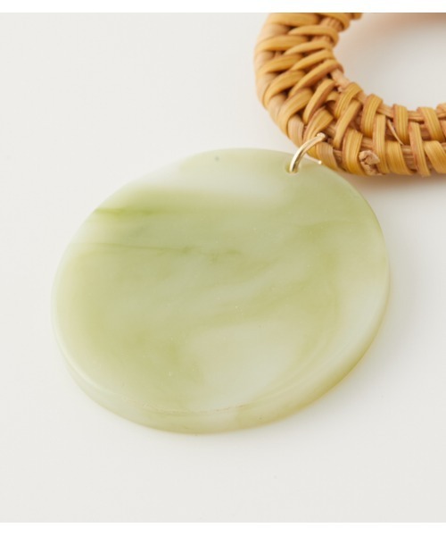 AZUL by moussy（アズールバイマウジー）の「MARBLE ROUND RATTAN EARRINGS/マーブルラウンドラタンピアス（ピアス（両耳用）・レディース・グリーン系その他2/ベージュ系その他・FREE）」の4枚目の写真