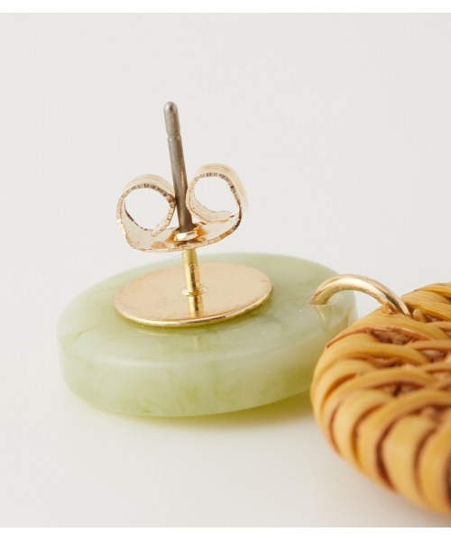 AZUL by moussy（アズールバイマウジー）の「MARBLE ROUND RATTAN EARRINGS/マーブルラウンドラタンピアス（ピアス（両耳用）・レディース・グリーン系その他2/ベージュ系その他・FREE）」の3枚目の写真