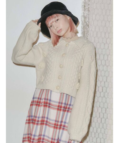 merry jenny（メリージェニー）の「flowerケーブルニットジャケット（カーディガン/ボレロ・レディース・ブラック/ブラウン/アイボリー・FREE）」の2枚目の写真