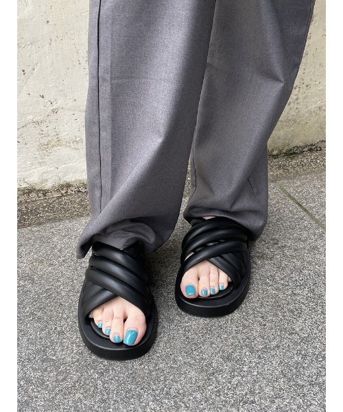 ENVYM（アンビー）の「ボリュームクロスサンダル（サンダル・レディース・ベージュ/ブラック/ホワイト・22.5cm/23.5cm/24.5cm）」の3枚目の写真